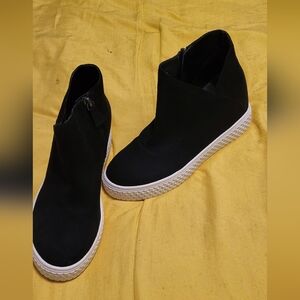 Stylish Black AEROSOLES Ankle Boots